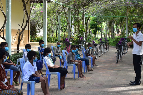 지난 7월 16일 캄보디아 시엠립에 위치하고 있는 로터스월드 아동센터에서 저소득층 아동 통학용 자전거 기증식