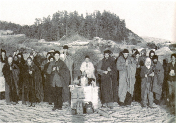 1975년 미국 오리건주 ‘붓다 루트 팜’에서 선화 상인과 미국인 제자들의 단체 기념사진. 출처 선화 상인 만불성 홈페이지.<br>
