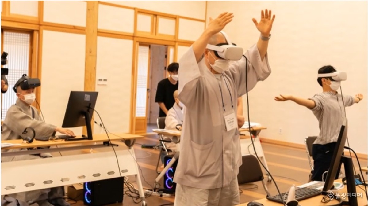 월정사가 자체 개발한 메타버스 플랫폼에서 뇌파측정기와 머리 착용 디스플레이로 요가 명상들을 체험하는 모습. 현대불교 제공.