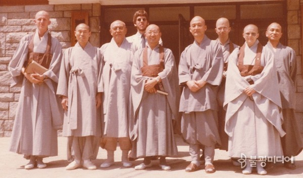 1984년 광덕 스님을 찾은 숭산 스님(사진 가운데 안경 쓴 스님)