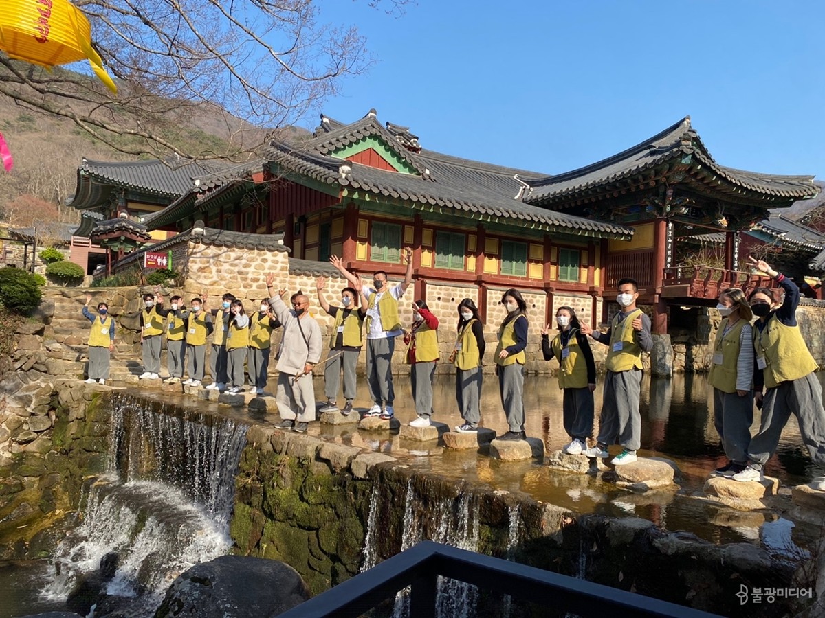 순천 송광사에서 템플스테이 팸투어 체험을 하고 있는 외국인 유학생들, 한국불교문화사업단 제공