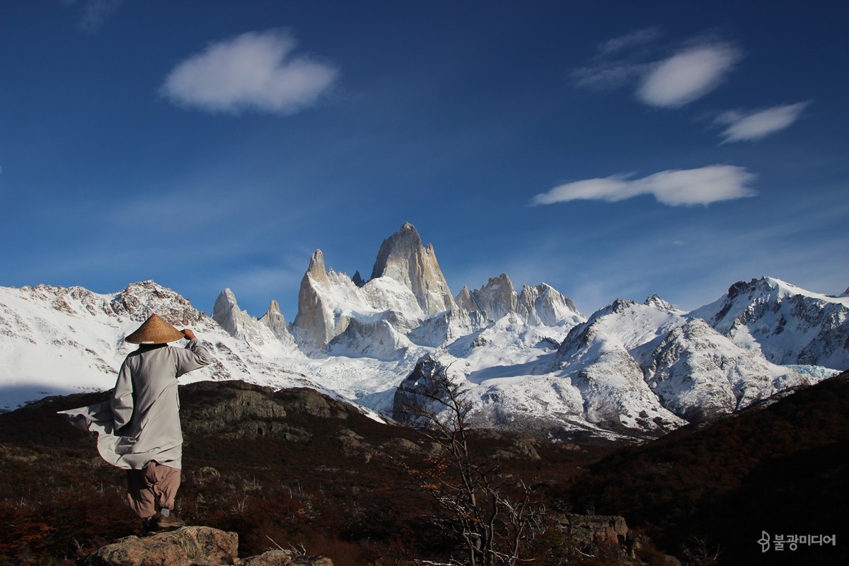 아르헨티나 피츠로이 산에 오른 원제 스님, 사진제공=원제 스님