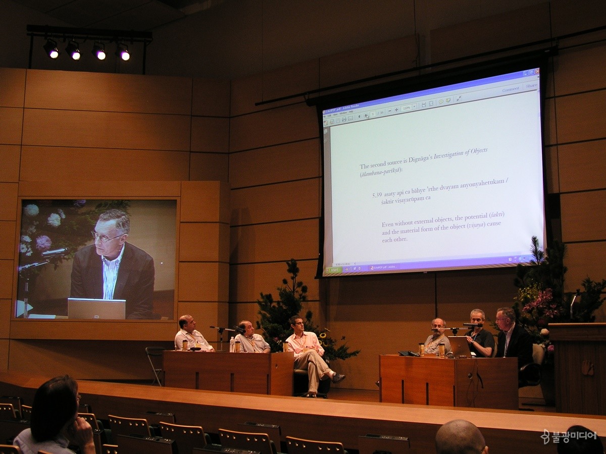 2011년 대만 법고산사에서 열렸던 16회 세계불교학술대회에서 중관학과 유식한 패널 발표 모습