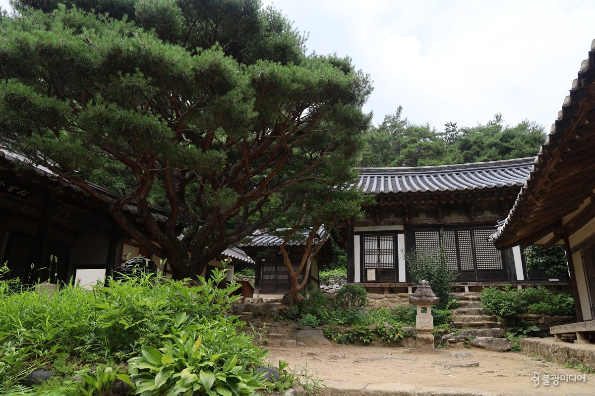 한국의 10대 정원으로 유명한 안동 봉정사 영산암