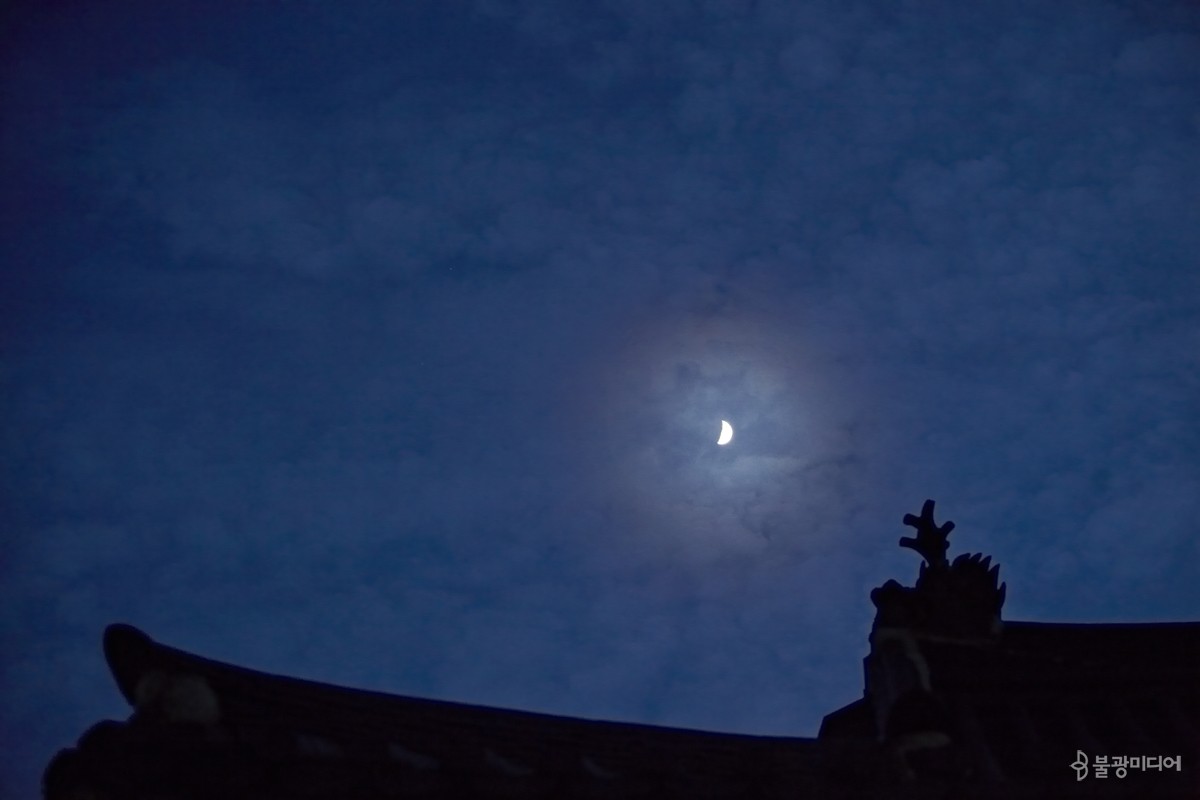 가을밤, 지붕 위에 걸린 달