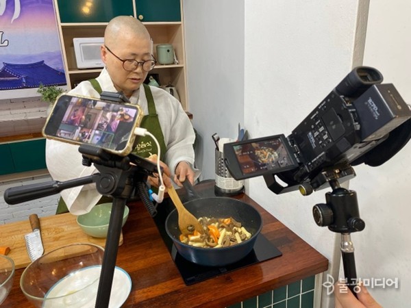 참가자들은 현수 스님 진행으로 ‘표고버섯 콩고기 간장 떡볶이’, ‘애호박 감자채전’ 요리를 만들었다.