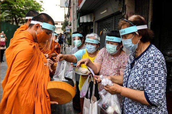 태국 방콕에서 스님들이 마스크와 안면 보호대를 착용한 채 탁발하는 모습이 포착됐다. 출처 reuters.com