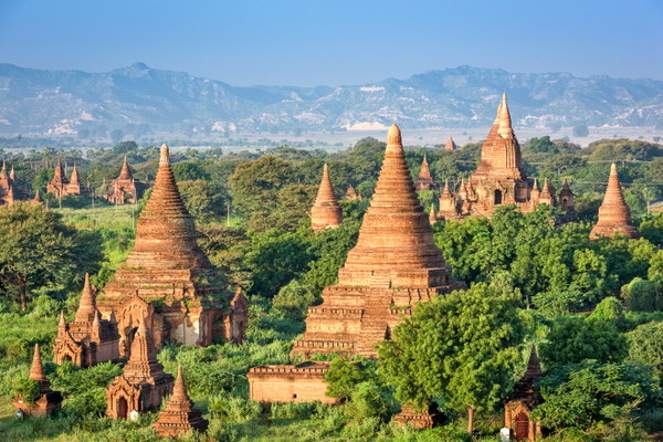 유네스코 세계유산인 미얀마 바간의 스투파와 사원들.