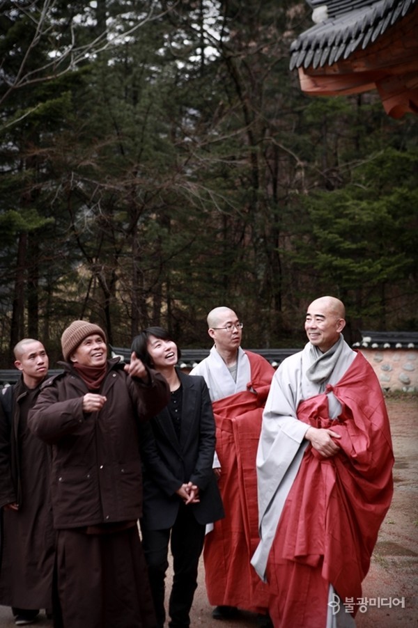 2013년 방한한 틱낫한 스님이 오대산 월정사에서 걷기 명상 수행 프로그램을 진행했다. 정념 스님과 담소를 나누는 틱낫한 스님. ⓒ월정사