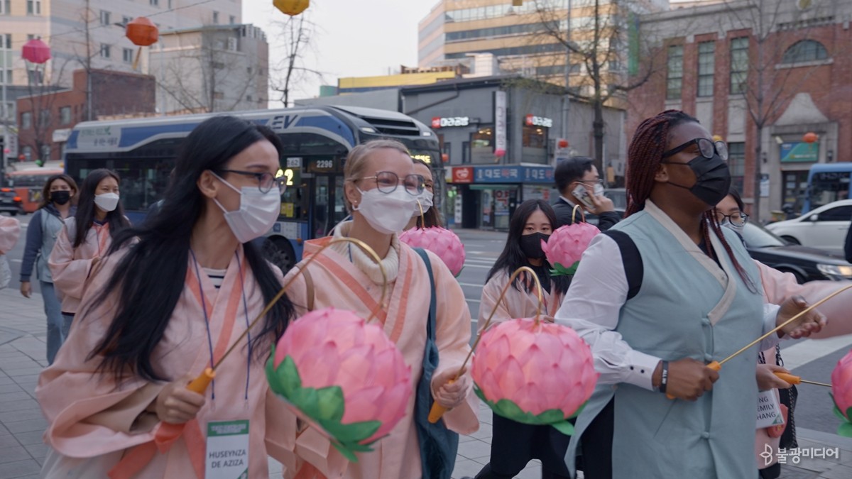 한국문화 체험의 장으로 연등회를 즐기는 외국인들 ⓒKBS