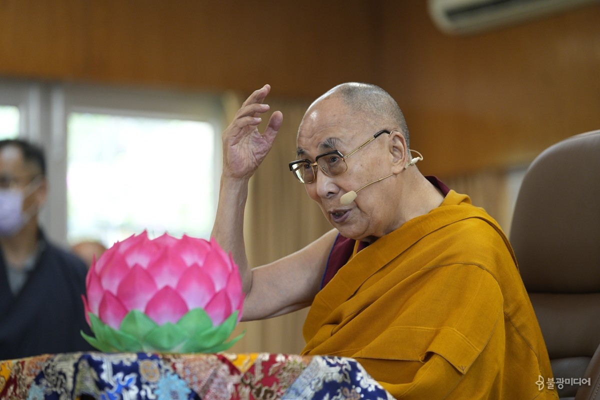 불교와 과학, 보리심과 공성을 주제로 법문한 달라이라마