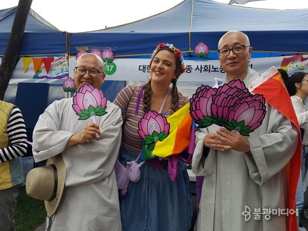 2019년 퀴어퍼레이드에 참여한 조계종 사노위가 성소수자들과 부채를 나눠들고 밝게 웃고 있다, 사노위 제공